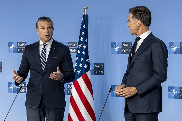 Pete'as Hegsethas (kairėje) NATO būstinėje