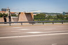 Ant Vilniaus Žaliojo tilto iškilo skulptūros tobuliems vaikams Ant Vilniaus Žaliojo tilto iškilo skulptūros tobuliems vaikams
