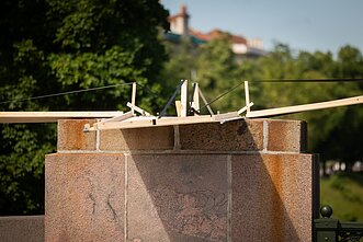 Ant Vilniaus Žaliojo tilto iškilo skulptūros tobuliems vaikams Ant Vilniaus Žaliojo tilto iškilo skulptūros tobuliems vaikams