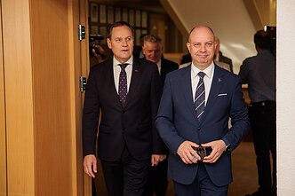 LSDP, „valstiečiai“ ir demokratai pasirašė naują koalicijos sutartį: Waldemar Tomaszewski ir Aurelijus Veryga LSDP, „valstiečiai“ ir demokratai pasirašė naują koalicijos sutartį: Waldemar Tomaszewski ir Aurelijus Veryga