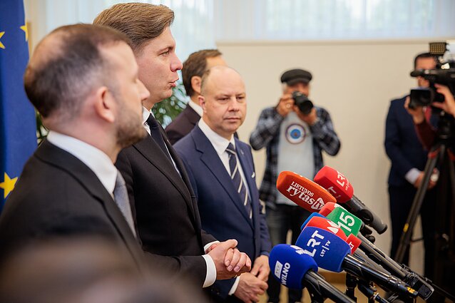 LSDP, „valstiečiai“ ir demokratai pasirašė naują koalicijos sutartį: Virginijus Sinkevičius, Mindaugas Sinkevičius ir Aurelijus Veryga LSDP, „valstiečiai“ ir demokratai pasirašė naują koalicijos sutartį: Virginijus Sinkevičius, Mindaugas Sinkevičius ir Aurelijus Veryga