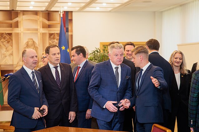 LSDP, „valstiečiai“ ir demokratai pasirašė naują koalicijos sutartį: Aurelijus Veryga, Rasa Budbergytė, Jaroslav Narkevič LSDP, „valstiečiai“ ir demokratai pasirašė naują koalicijos sutartį: Aurelijus Veryga, Rasa Budbergytė, Jaroslav Narkevič