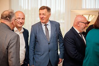 LSDP, „valstiečiai“ ir demokratai pasirašė naują koalicijos sutartį: Algirdas Butkevičius LSDP, „valstiečiai“ ir demokratai pasirašė naują koalicijos sutartį: Algirdas Butkevičius