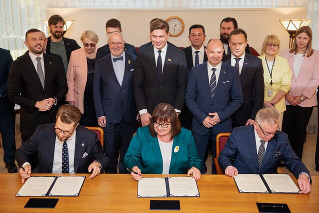 LSDP, „valstiečiai“ ir demokratai pasirašė naują koalicijos sutartį: Virginijus Sinkevičius, Juozas Olekas, Mindaugas Sinkevičius, Aurelijus Veryga, Waldemar Tomaszewski, Lukas Savickas, Orinta Leiputė, Jaroslav Narkevič LSDP, „valstiečiai“ ir demokratai pasirašė naują koalicijos sutartį: Virginijus Sinkevičius, Juozas Olekas, Mindaugas Sinkevičius, Aurelijus Veryga, Waldemar Tomaszewski, Lukas Savickas, Orinta Leiputė, Jaroslav Narkevič