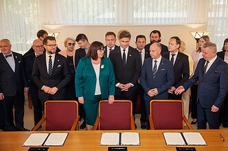 Socjaldemokraci, Demokraci i „chłopi” podpisali umowę koalicyjną Socjaldemokraci, Demokraci i „chłopi” podpisali umowę koalicyjną
