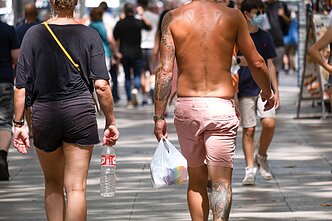 Prancūzijos kurortų centruose norima uždrausti vyrams vaikščioti be marškinėlių Prancūzijos kurortų centruose norima uždrausti vyrams vaikščioti be marškinėlių