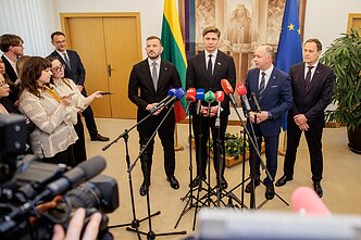 LSDP, „valstiečiai“ ir demokratai pasirašė naują koalicijos sutartį: Virginijus Sinkevičius, Mindaugas Sinkevičius, Aurelijus Veryga ir Waldemaras Tomaszewskis LSDP, „valstiečiai“ ir demokratai pasirašė naują koalicijos sutartį: Virginijus Sinkevičius, Mindaugas Sinkevičius, Aurelijus Veryga ir Waldemaras Tomaszewskis