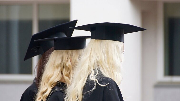 „Kai įdomu ir patinka, ne taip sunku“: studijas baigusiems studentams įteikiami diplomai