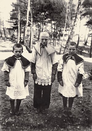 Mažieji ministrantai. Sigitas Tamkevičius – pirmas kairėje. 1948 m. Mažieji ministrantai. Sigitas Tamkevičius – pirmas kairėje. 1948 m.