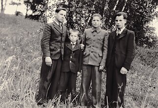 Broliai Tamkevičiai. Iš kairės į dešinę: Vladas, Sigitas, Albinas, Jonas. 1949 m. Broliai Tamkevičiai. Iš kairės į dešinę: Vladas, Sigitas, Albinas, Jonas. 1949 m.
