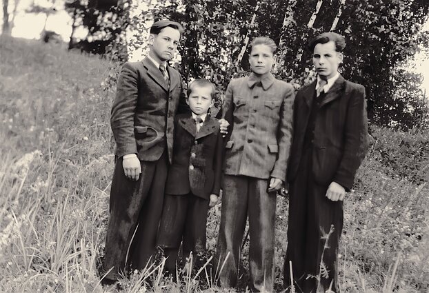 Broliai Tamkevičiai. Iš kairės į dešinę: Vladas, Sigitas, Albinas, Jonas. 1949 m. Broliai Tamkevičiai. Iš kairės į dešinę: Vladas, Sigitas, Albinas, Jonas. 1949 m.
