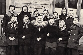 Seirijų vidurinės mokyklos septintokai. Sigitas Tamkevičius – pirmas dešinėje. 1950 m. ruduo Seirijų vidurinės mokyklos septintokai. Sigitas Tamkevičius – pirmas dešinėje. 1950 m. ruduo