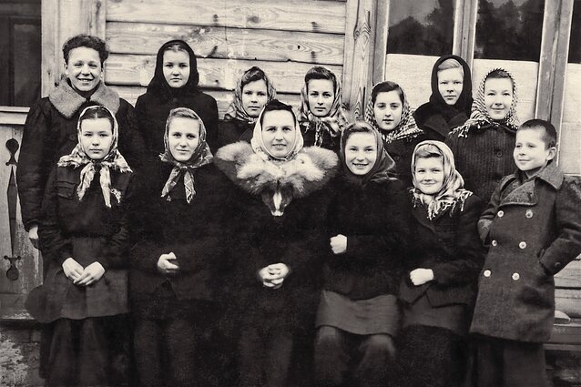 Seirijų vidurinės mokyklos septintokai. Sigitas Tamkevičius – pirmas dešinėje. 1950 m. ruduo Seirijų vidurinės mokyklos septintokai. Sigitas Tamkevičius – pirmas dešinėje. 1950 m. ruduo