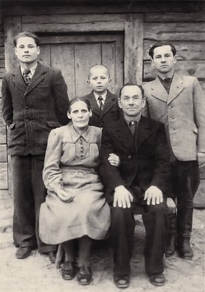Su tėveliais ir dviem broliais. Kairėje – Albinas, dešinėje – Valdas, centre – Sigitas, brolis Jonas fotografuoja. 1950 m. Su tėveliais ir dviem broliais. Kairėje – Albinas, dešinėje – Valdas, centre – Sigitas, brolis Jonas fotografuoja. 1950 m.