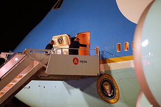 Donaldas Trumpas prie JAV prezidentinio lėktuvo „Air Force One“.