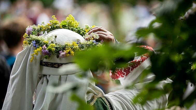 Populiarėja Joninių vainikai: „Kaip sakydavo senovėj, pinamos žolelės turi magišką galią“