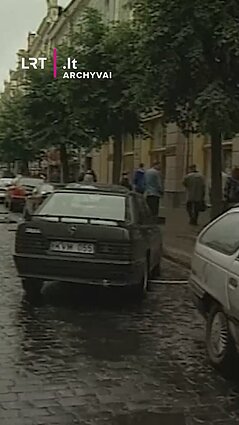 Automobilių perpildytos centrinės sostinės gatvės. 1998 metai