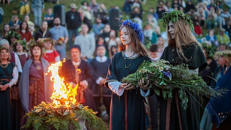 Joninių burtų paslaptis atskleidęs tyrėjas: šokinėjimas per laužą simbolizuoja apsivalymą