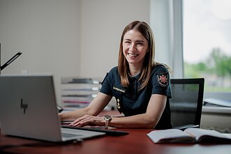 Erika Laurinėnienė – pirmoji Lietuvoje moteris, vadovaujanti priešgaisrinei gelbėjimo tarnybai Erika Laurinėnienė – pirmoji Lietuvoje moteris, vadovaujanti priešgaisrinei gelbėjimo tarnybai