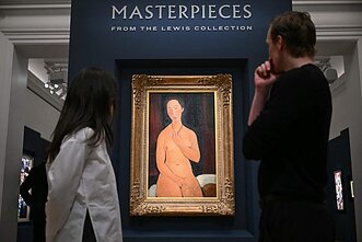 A. Modigliani paveikslas „Sėdinti nuoga moteris su vėriniu“