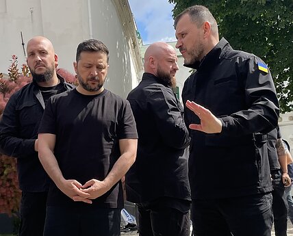 Ukrainos prezidentas V. Zelenskis nerimastingai klausosi ataskaitos apie Rusijos sukeltą gaisrą Uspenskio sobore; ne mažesnį rūpestį kelia ir kilęs konfliktas su Lenkijos vadovu 