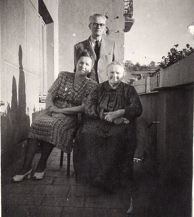 Vincas Mykolaitis-Putinas su žmona Emilija ir jos mama Ksaverina, 1950 m., nežinomas fotografas