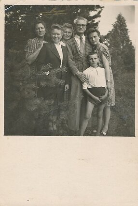 Vincas Mykolaitis-Putinas su artimaisiais, 1948 m., nežinomo fotografo nuotrauka. Iš kairės stovi Emilija Mykolaitienė, neatpažinta moteris, Hortenzija Vaitkevičienė, Vincas Mykolaitis-Putinas, Janina Mykolaitytė, Vytautas Balčiūnas