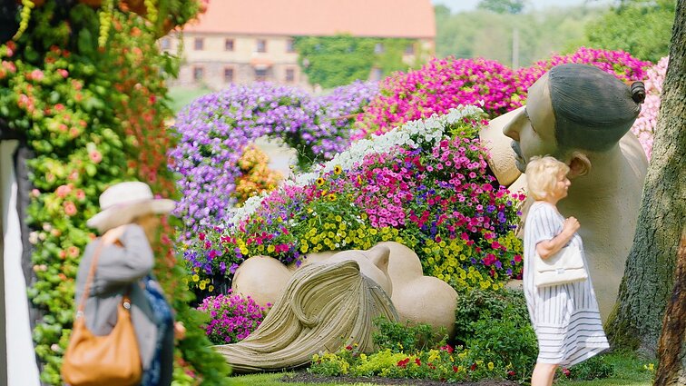 Vasaros gėlių festivalis Pakruojo dvare Vasaros gėlių festivalis Pakruojo dvare