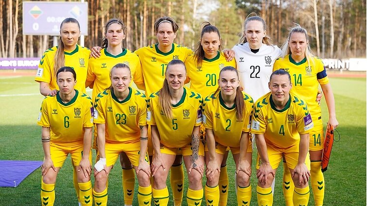 Istorinį rezultatą pasiekusios futbolininkės kritikuoja federaciją: „Per mažai dėmesio“