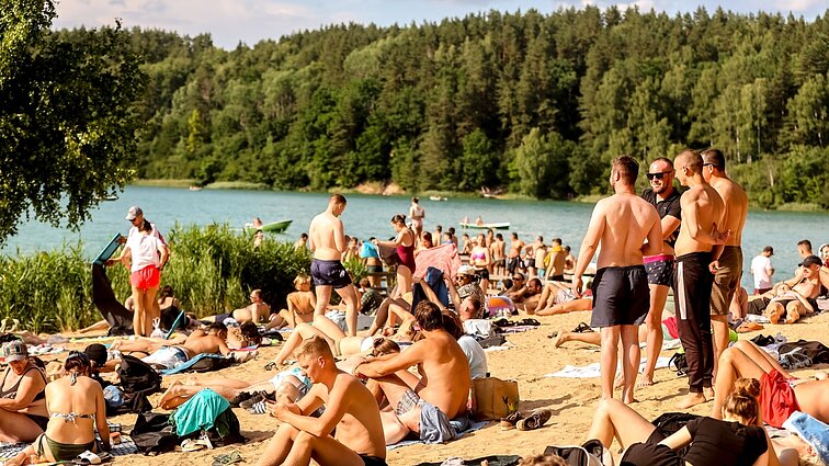 Apie karščių pavojus įspėjanti medicinos specialistė: užmigsi saulėje – numirsi