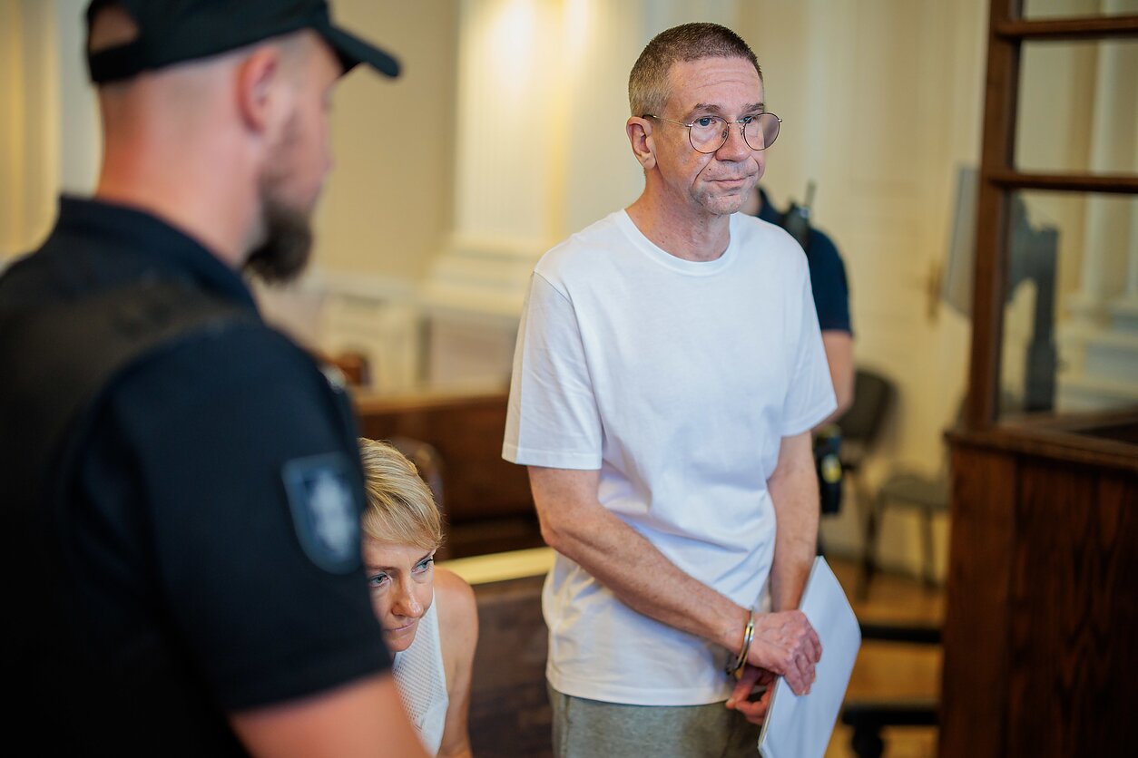 Po 15 metų paieškų buvęs „Snoro“ akcininkas Vladimiras Antonovas atvesdintas į teismą Po 15 metų paieškų buvęs „Snoro“ akcininkas Vladimiras Antonovas atvesdintas į teismą