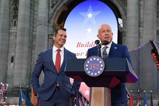 Ambasadorius Billas White'as (dešinėje) su sutuoktiniu Ambasadorius Billas White'as (dešinėje) su sutuoktiniu