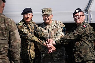 Ceremonijoje Valgoje 1-asis Vokietijos-Nyderlandų korpusas oficialiai perėmė vadovavimą Estijos ir Latvijos sausumos pajėgoms iš NATO tarptautinės vadavietės Ščecine Ceremonijoje Valgoje 1-asis Vokietijos-Nyderlandų korpusas oficialiai perėmė vadovavimą Estijos ir Latvijos sausumos pajėgoms iš NATO tarptautinės vadavietės Ščecine