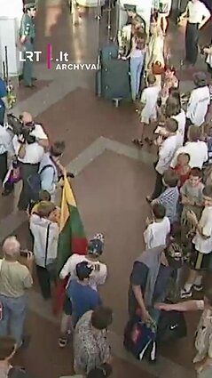 1999 m. ne itin džiugiai pasitikta iš Europos čempionato grįžusi Lietuvos krepšinio rinktinė