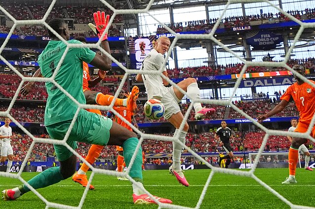 Pasaulio futbolo čempionato šešioliktfinaliuose pergales šventė Norvegija ir Prancūzija