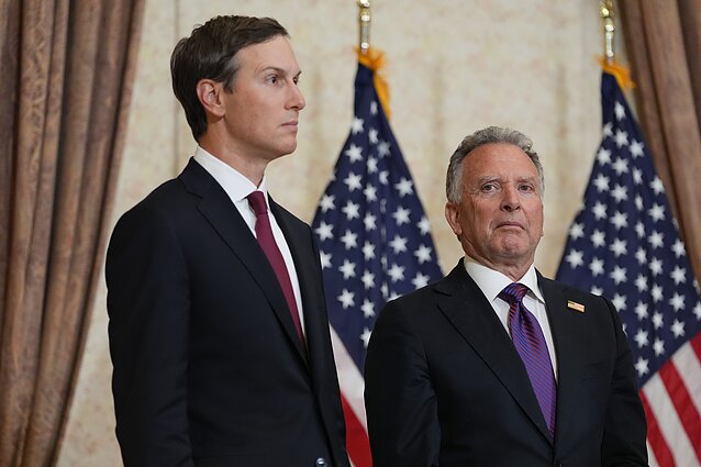 Steve`as Witkoffas ir Jaredas Kushneris Steve`as Witkoffas ir Jaredas Kushneris