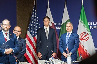 Steve`as Witkoffas ir Jaredas Kushneris Steve`as Witkoffas ir Jaredas Kushneris