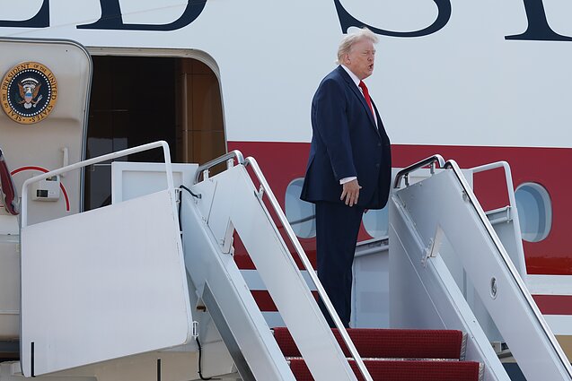 Donaldas Trumpas skrido Kataro padovanotu lėktuvu Donaldas Trumpas skrido Kataro padovanotu lėktuvu