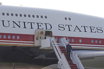 Donaldas Trumpas skrido Kataro padovanotu lėktuvu Donaldas Trumpas skrido Kataro padovanotu lėktuvu