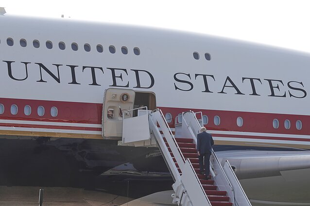 Donaldas Trumpas skrido Kataro padovanotu lėktuvu Donaldas Trumpas skrido Kataro padovanotu lėktuvu