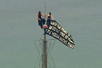 2 žmonės Niujorke įkopė į „Empire State Building“, išskleidė taikos transparantą