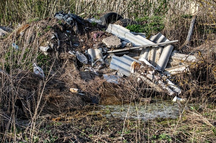 Šalia Vilniaus oro uosto tvarkant buitines atliekas, baiminamasi dėl aviacijos saugumo Šalia Vilniaus oro uosto tvarkant buitines atliekas, baiminamasi dėl aviacijos saugumo