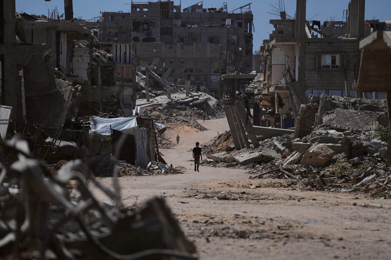 2026 m. liepos 1 d., trečiadienį, Gazos ruože, Chan Junise, palestiniečių vaikas eina gatve, kurią supa pastatai, sunaikinti per Izraelio karines atakas Izraelio ir „Hamas“ karo metu. 2026 m. liepos 1 d., trečiadienį, Gazos ruože, Chan Junise, palestiniečių vaikas eina gatve, kurią supa pastatai, sunaikinti per Izraelio karines atakas Izraelio ir „Hamas“ karo metu.