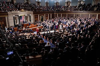 Республиканцы США аплодируют стоя Дональду Трампу во время его речи в Конгрессе; республиканцы