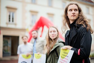 Около 20 человек протестовали у президентуры против кандидата на пост главы МВД Кателинаса Около 20 человек протестовали у президентуры против кандидата на пост главы МВД Кателинаса