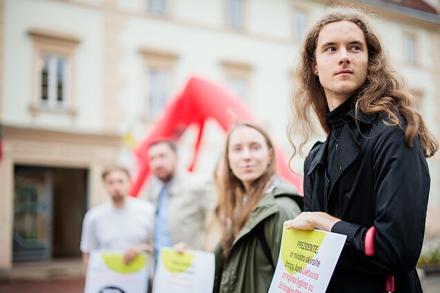 Около 20 человек протестовали у президентуры против кандидата на пост главы МВД Кателинаса Около 20 человек протестовали у президентуры против кандидата на пост главы МВД Кателинаса