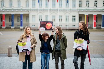 Prie prezidentūros – protestas prieš Martyno Katelyno kandidatūrą į ministrus Prie prezidentūros – protestas prieš Martyno Katelyno kandidatūrą į ministrus