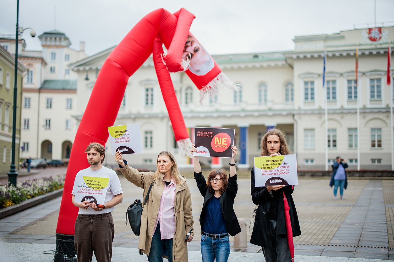 Около 20 человек протестовали у президентуры против кандидата на пост главы МВД Кателинаса Около 20 человек протестовали у президентуры против кандидата на пост главы МВД Кателинаса