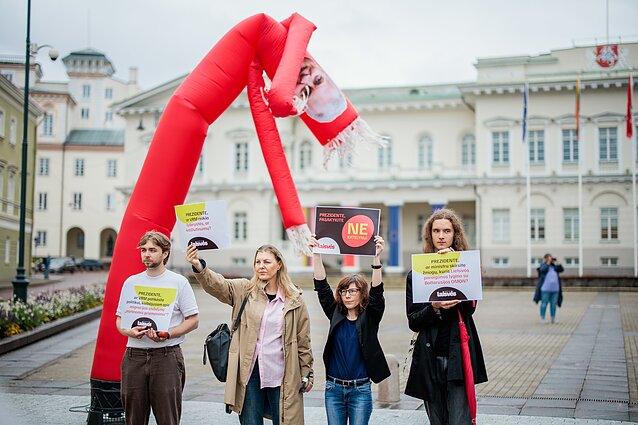 Около 20 человек протестовали у президентуры против кандидата на пост главы МВД Кателинаса Около 20 человек протестовали у президентуры против кандидата на пост главы МВД Кателинаса