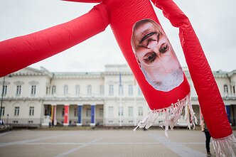 Около 20 человек протестовали у президентуры против кандидата на пост главы МВД Кателинаса Около 20 человек протестовали у президентуры против кандидата на пост главы МВД Кателинаса